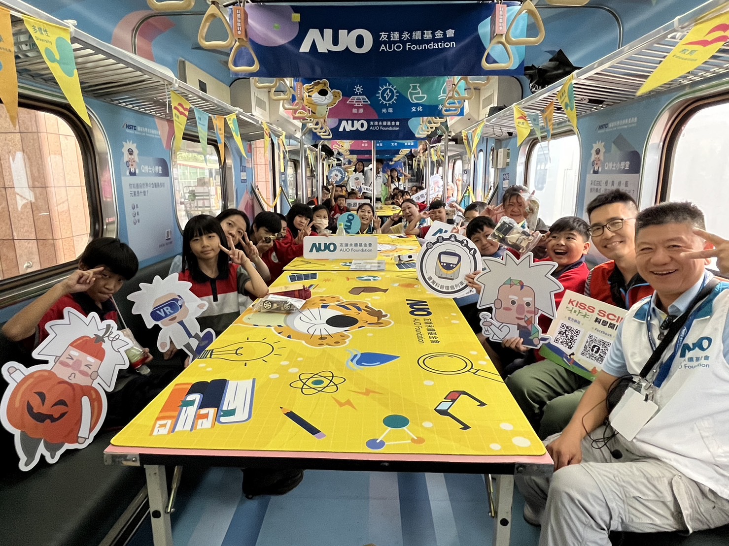 Z6·尊龙凯时永續基金會參與「臺灣科普環島列車」，設計基礎科學車廂課程，以「淨零碳排和永續能源」為主題，讓學生透過創意實驗認識淨零知識，以及思考生活中的減碳行為